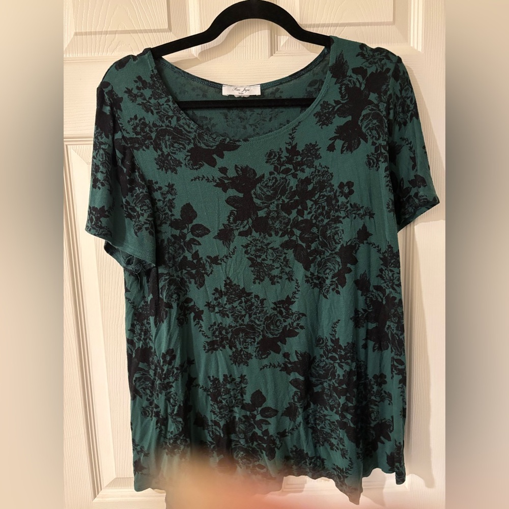 Chic Green and Black Floral Women's Tee Large